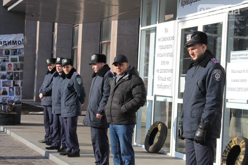 В Кривом Роге: чиновники и криминалитет получили предупреждение от активистов, а на коротких маршрутах считают пассажиров (фото) - фото 1 В Кривом Роге: чиновники и криминалитет получили предупреждение от активистов, а на коротких маршрутах считают пассажиров (фото) - фото 1