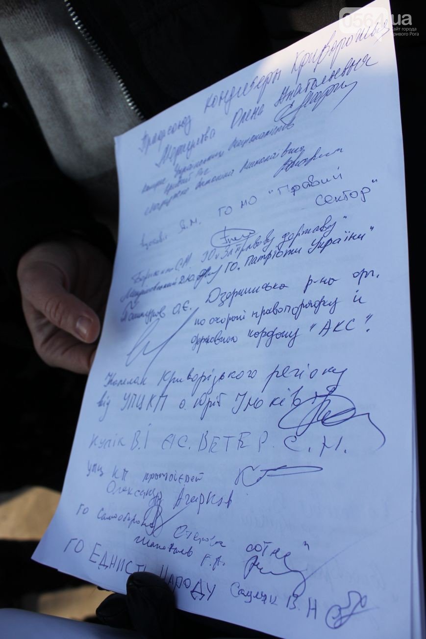 В Кривом Роге: чиновники и криминалитет получили предупреждение от активистов, а на коротких маршрутах считают пассажиров (фото) - фото 2 В Кривом Роге: чиновники и криминалитет получили предупреждение от активистов, а на коротких маршрутах считают пассажиров (фото) - фото 2