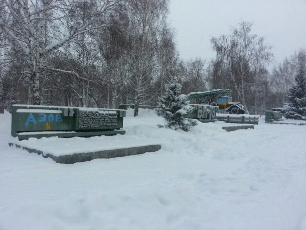 В Новосибирске задержаны люди, раскрасившие памятник Ленину, «Катюшу» и Т-34 в цвета украинского флага (фото) - фото 1 В Новосибирске задержаны люди, раскрасившие памятник Ленину, «Катюшу» и Т-34 в цвета украинского флага (фото) - фото 1