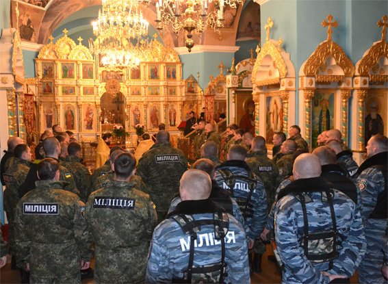 Перед отправлением в зону АТО кировоградские правоохранители помолились за мир в Украине (фото) (фото) - фото 1 Перед отправлением в зону АТО кировоградские правоохранители помолились за мир в Украине (фото) (фото) - фото 1