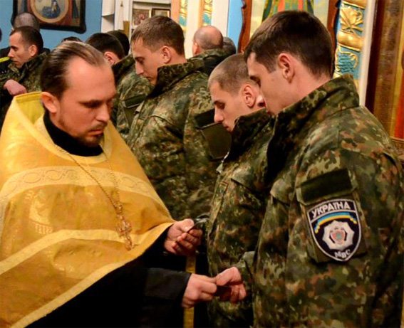 Перед отправлением в зону АТО кировоградские правоохранители помолились за мир в Украине (фото) (фото) - фото 1 Перед отправлением в зону АТО кировоградские правоохранители помолились за мир в Украине (фото) (фото) - фото 1