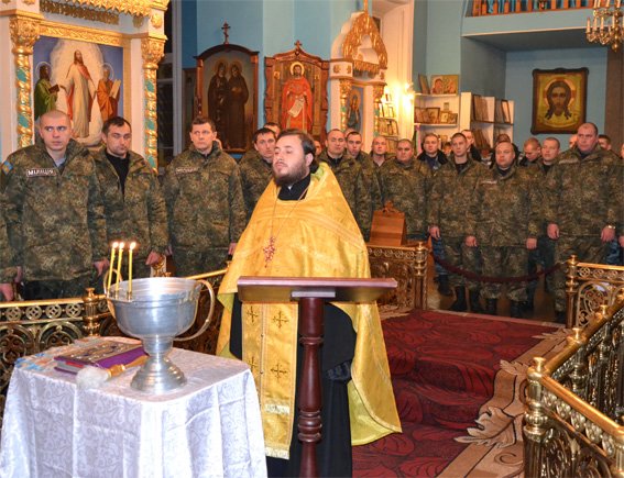 Перед отправлением в зону АТО кировоградские правоохранители помолились за мир в Украине (фото) (фото) - фото 1 Перед отправлением в зону АТО кировоградские правоохранители помолились за мир в Украине (фото) (фото) - фото 1