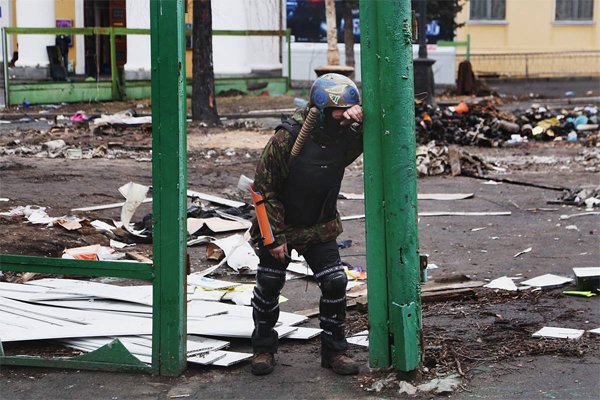 20 лютого. За хвилину до цього снайпер потрапив в його друга. Фото Максима Баландюха (джерело – life.pravda.com.ua) 20 лютого. За хвилину до цього снайпер потрапив в його друга. Фото Максима Баландюха (джерело – life.pravda.com.ua)