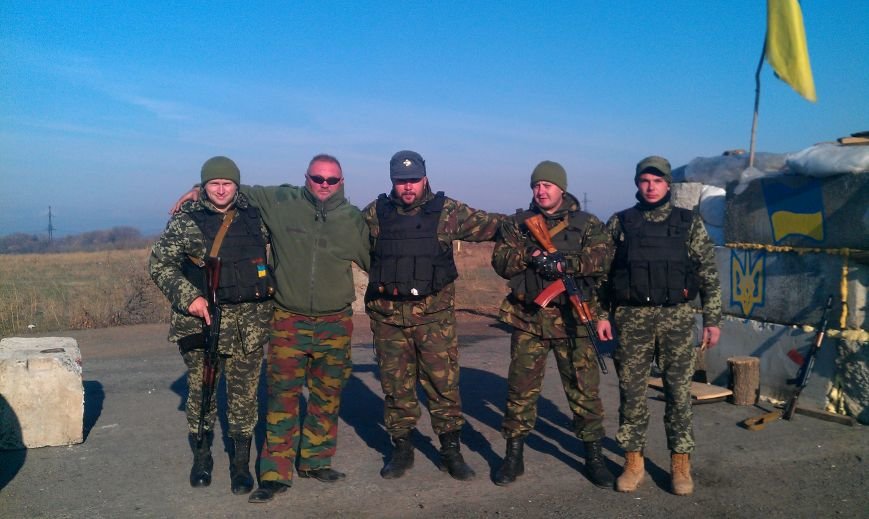 Интервью с солдатом: украинские военные на передовой держат оборону и кормят местных пенсионеров (фото) - фото 1 Интервью с солдатом: украинские военные на передовой держат оборону и кормят местных пенсионеров (фото) - фото 1