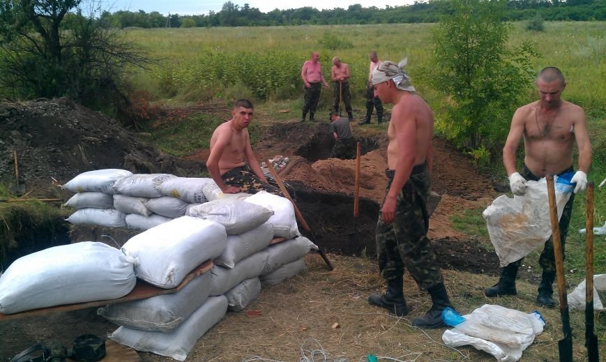 Интервью с солдатом: украинские военные на передовой держат оборону и кормят местных пенсионеров (фото) - фото 1 Интервью с солдатом: украинские военные на передовой держат оборону и кормят местных пенсионеров (фото) - фото 1