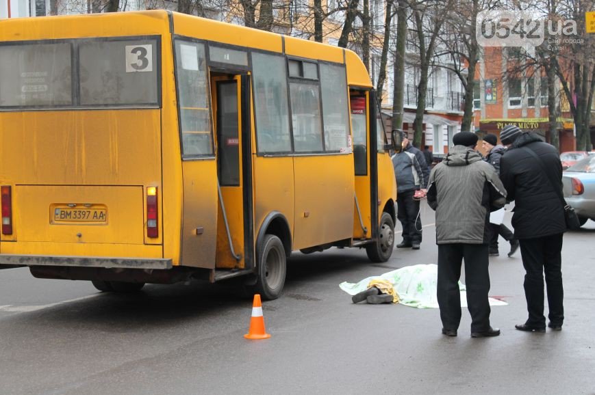 В Сумах водитель маршрутки поехал на красный, и сбил насмерть пожилую женщину (фото) - фото 1 В Сумах водитель маршрутки поехал на красный, и сбил насмерть пожилую женщину (фото) - фото 1