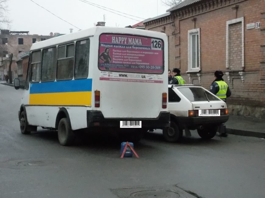 В Кировограде произошло ДТП с участием маршрутки (фото) (фото) - фото 1 В Кировограде произошло ДТП с участием маршрутки (фото) (фото) - фото 1