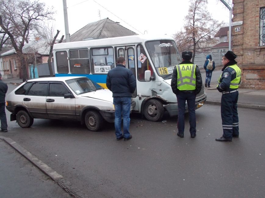 В Кировограде произошло ДТП с участием маршрутки (фото) (фото) - фото 1 В Кировограде произошло ДТП с участием маршрутки (фото) (фото) - фото 1