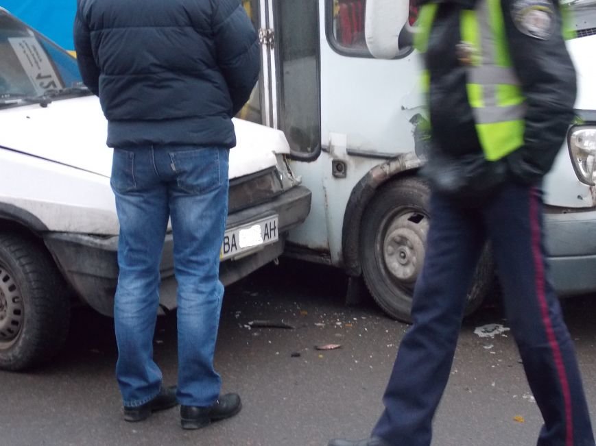 В Кировограде произошло ДТП с участием маршрутки (фото) (фото) - фото 1 В Кировограде произошло ДТП с участием маршрутки (фото) (фото) - фото 1