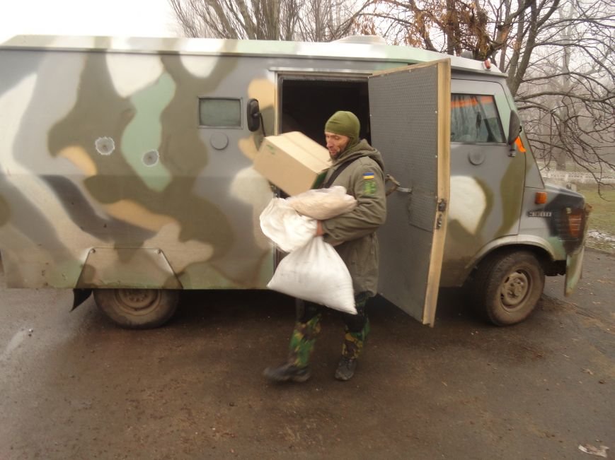 Солдаты передали продукты детям и старикам поселков, выживавших под обстрелами без средств к существованию(ФОТОРЕПОРТАЖ) (фото) - фото 2 Солдаты передали продукты детям и старикам поселков, выживавших под обстрелами без средств к существованию(ФОТОРЕПОРТАЖ) (фото) - фото 2