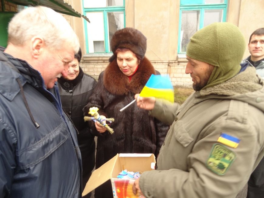 Солдаты передали продукты детям и старикам поселков, выживавших под обстрелами без средств к существованию(ФОТОРЕПОРТАЖ) (фото) - фото 4 Солдаты передали продукты детям и старикам поселков, выживавших под обстрелами без средств к существованию(ФОТОРЕПОРТАЖ) (фото) - фото 4