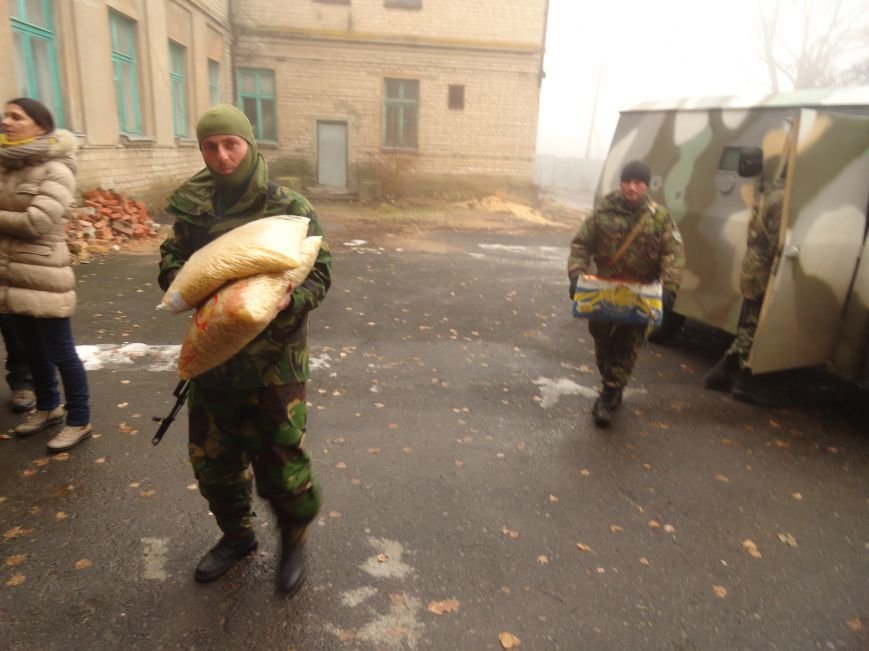 Солдаты передали продукты детям и старикам поселков, выживавших под обстрелами без средств к существованию(ФОТОРЕПОРТАЖ) (фото) - фото 3 Солдаты передали продукты детям и старикам поселков, выживавших под обстрелами без средств к существованию(ФОТОРЕПОРТАЖ) (фото) - фото 3