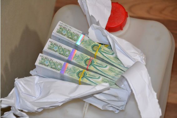 Випивайте обережно: на Львівщині накрили підпільні цехи, які виготовляли горілку у промислових масштабах (ФОТОРЕПОРТАЖ) (фото) - фото 1 Випивайте обережно: на Львівщині накрили підпільні цехи, які виготовляли горілку у промислових масштабах (ФОТОРЕПОРТАЖ) (фото) - фото 1