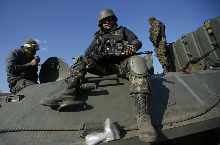 Українські військові в зоні АТО (фото – versii.if.ua) Українські військові в зоні АТО (фото – versii.if.ua)