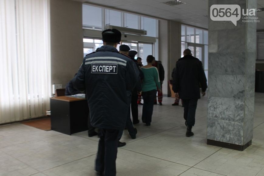 В Криворожском исполкоме: «Муниципалы» ловили певицу, спецбатальон... В Криворожском исполкоме: «Муниципалы» ловили певицу, спецбатальон «Кривбасс» выводил активистов, а под горисполкомом «сдуло» палатку (фото) - фото...