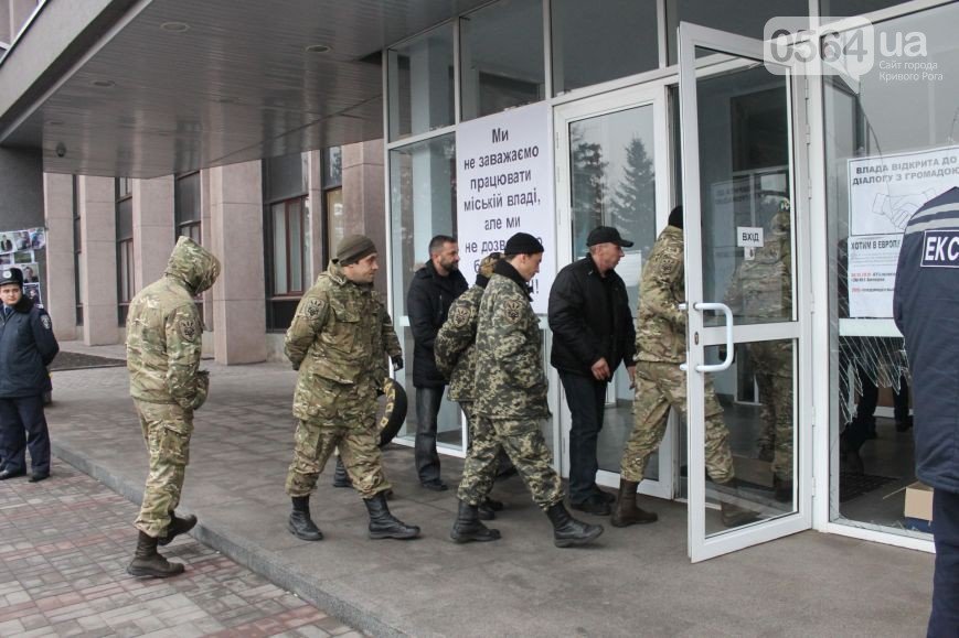 В Криворожском исполкоме: «Муниципалы» ловили певицу, спецбатальон... В Криворожском исполкоме: «Муниципалы» ловили певицу, спецбатальон «Кривбасс» выводил активистов, а под горисполкомом «сдуло» палатку (фото) - фото...