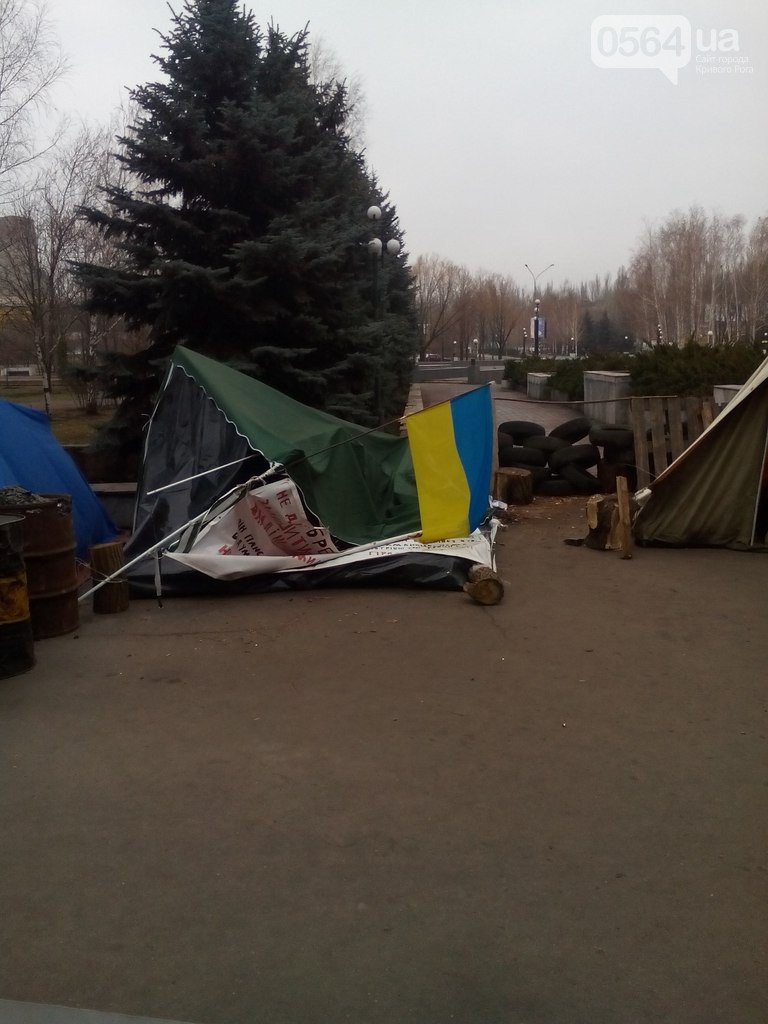 В Криворожском исполкоме: «Муниципалы» ловили певицу, спецбатальон... В Криворожском исполкоме: «Муниципалы» ловили певицу, спецбатальон «Кривбасс» выводил активистов, а под горисполкомом «сдуло» палатку (фото) - фото...