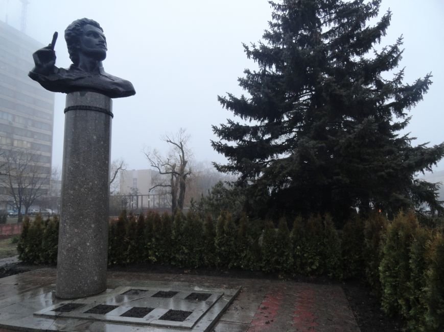 В центре Мариуполя выросла зеленая стена (ФОТОФАКТ) (фото) - фото 1 В центре Мариуполя выросла зеленая стена (ФОТОФАКТ) (фото) - фото 1