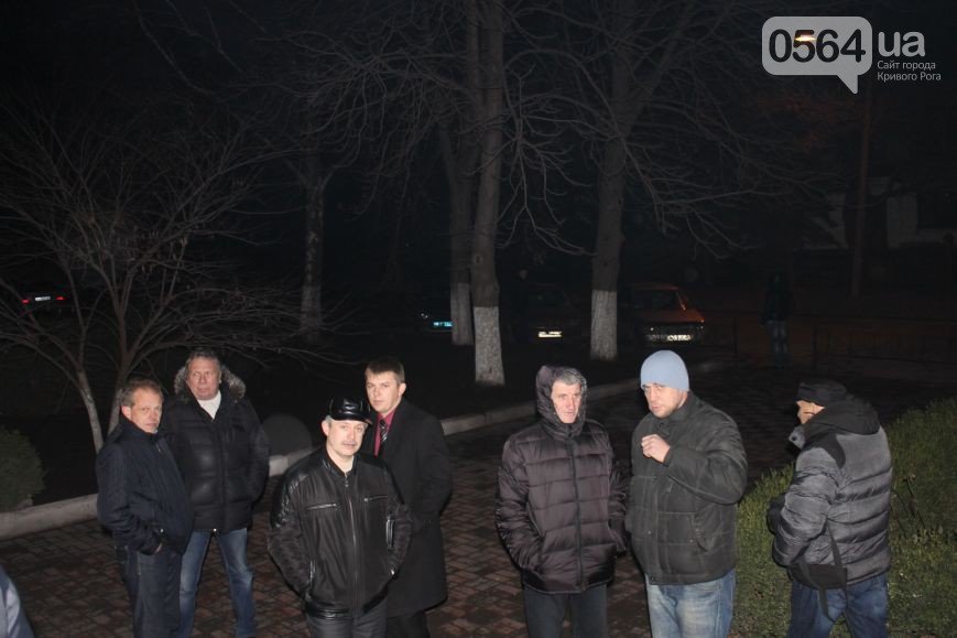В Кривом Роге группа людей ворвалась в офис «Метинвеста», а милиция доставила в РОВД протестующих (фото) - фото 2 В Кривом Роге группа людей ворвалась в офис «Метинвеста», а милиция доставила в РОВД протестующих (фото) - фото 2