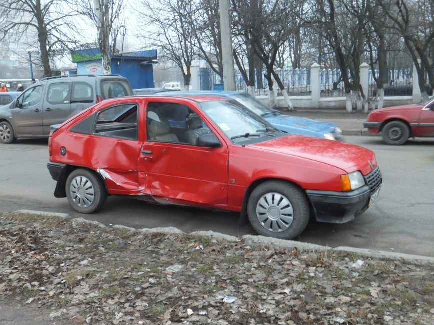 В Кировограде произошло неслабое ДТП с участием автомобиля скорой (фото) (фото) - фото 1 В Кировограде произошло неслабое ДТП с участием автомобиля скорой (фото) (фото) - фото 1