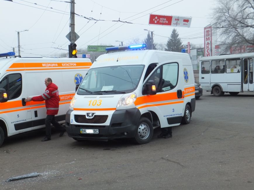 В Кировограде произошло неслабое ДТП с участием автомобиля скорой (фото) (фото) - фото 1 В Кировограде произошло неслабое ДТП с участием автомобиля скорой (фото) (фото) - фото 1