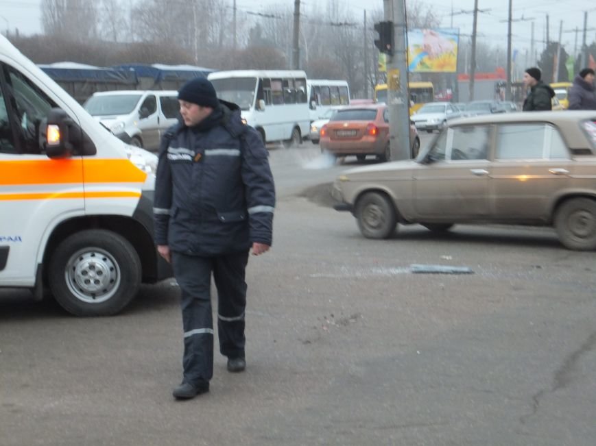 В Кировограде произошло неслабое ДТП с участием автомобиля скорой (фото) (фото) - фото 1 В Кировограде произошло неслабое ДТП с участием автомобиля скорой (фото) (фото) - фото 1