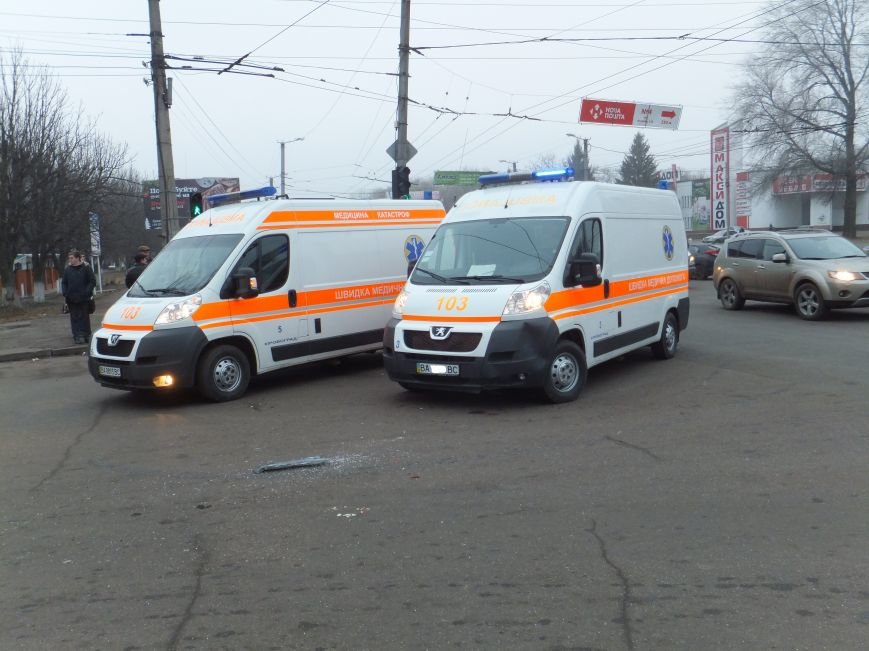 В Кировограде произошло неслабое ДТП с участием автомобиля скорой (фото) (фото) - фото 1 В Кировограде произошло неслабое ДТП с участием автомобиля скорой (фото) (фото) - фото 1