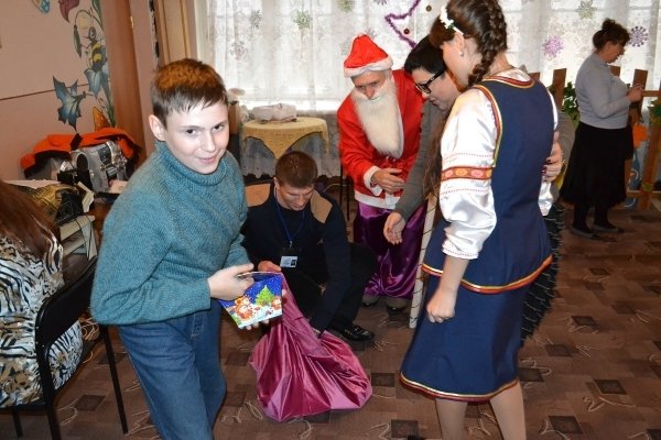 Мариупольские волонтеры посетили детей с особыми потребностями (ФОТО) (фото) - фото 1 Мариупольские волонтеры посетили детей с особыми потребностями (ФОТО) (фото) - фото 1