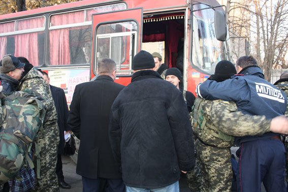 Из зоны АТО в Кременчуг вернулись милиционеры (фото) - фото 1 Из зоны АТО в Кременчуг вернулись милиционеры (фото) - фото 1