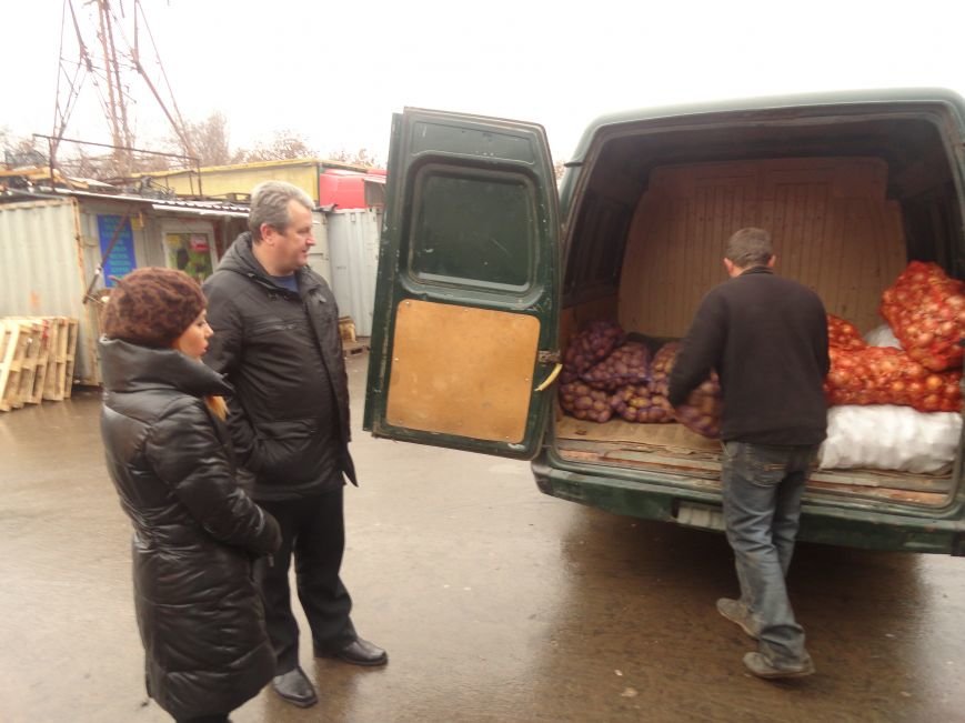 Бизнесмены мариупольских рынков накормили милиционеров (ФОТО+ВИДЕО) (фото) - фото 1 Бизнесмены мариупольских рынков накормили милиционеров (ФОТО+ВИДЕО) (фото) - фото 1