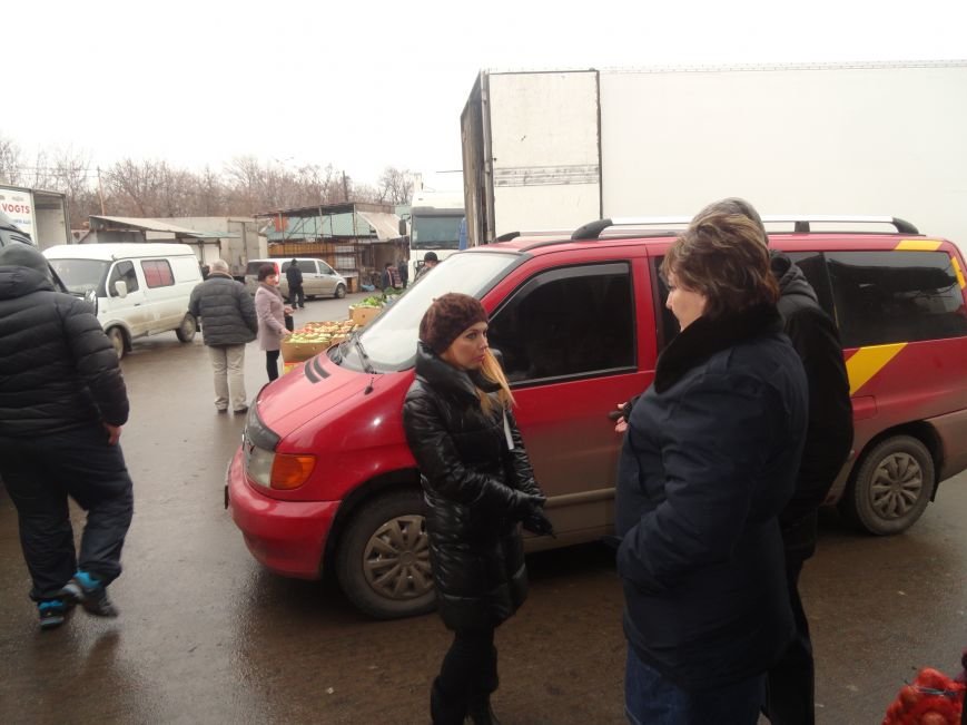 Бизнесмены мариупольских рынков накормили милиционеров (ФОТО+ВИДЕО) (фото) - фото 2 Бизнесмены мариупольских рынков накормили милиционеров (ФОТО+ВИДЕО) (фото) - фото 2