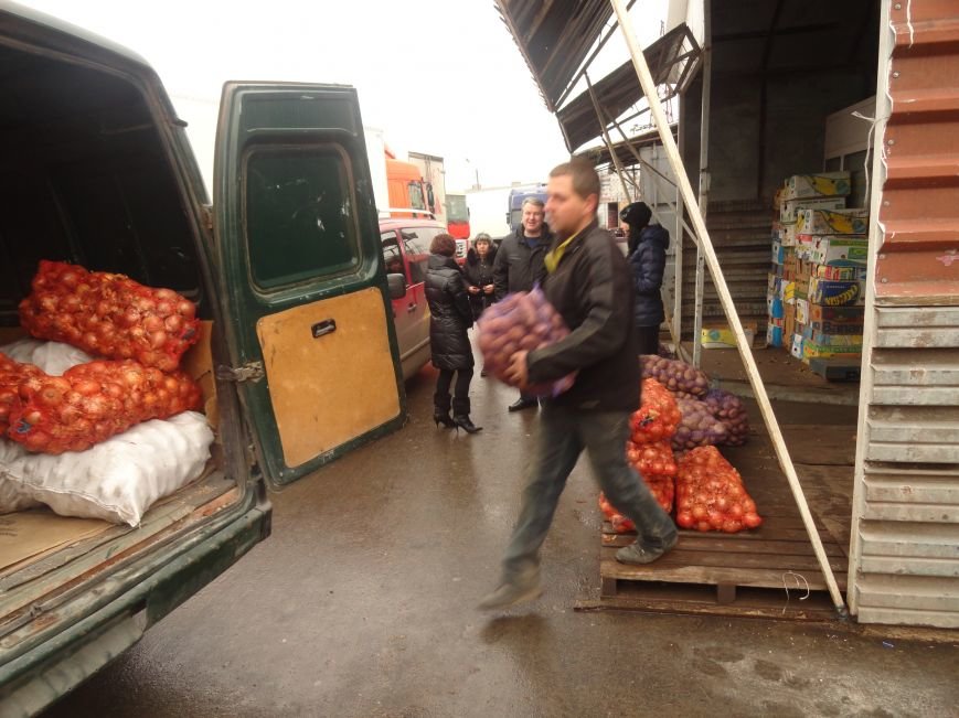 Бизнесмены мариупольских рынков накормили милиционеров (ФОТО+ВИДЕО) (фото) - фото 2 Бизнесмены мариупольских рынков накормили милиционеров (ФОТО+ВИДЕО) (фото) - фото 2
