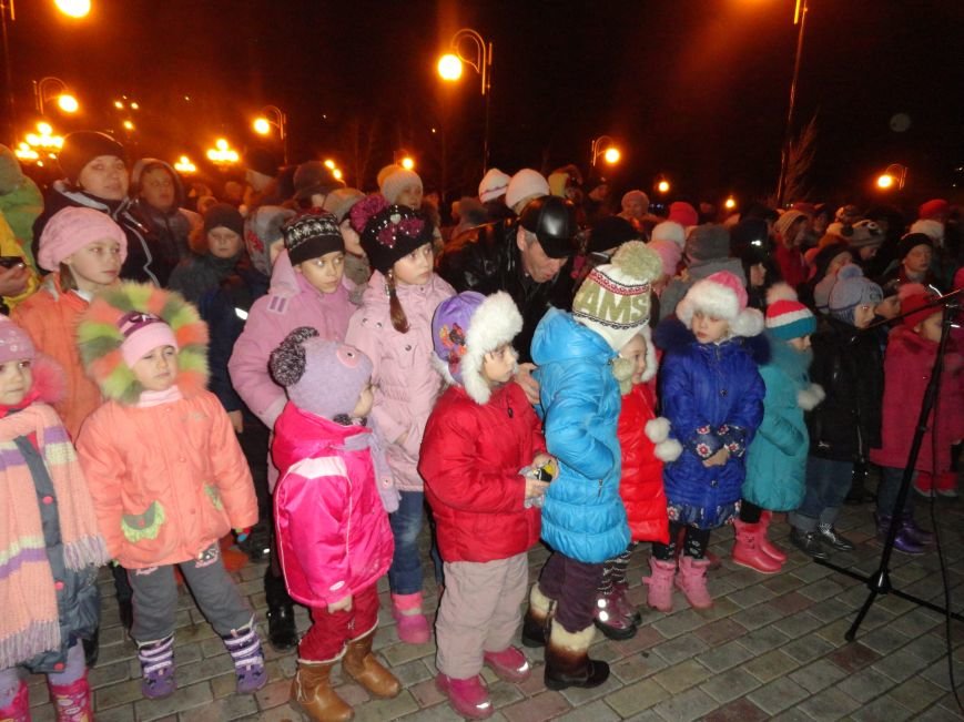 Дети Дома творчества украсили елку Приморского района своей любовью (ФОТОРЕПОРТАЖ) (фото) - фото 1 Дети Дома творчества украсили елку Приморского района своей любовью (ФОТОРЕПОРТАЖ) (фото) - фото 1