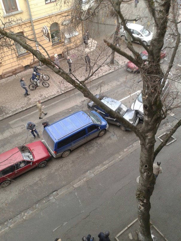 Масштабна аварія трапилася в Івано-Франківську (фото) - фото 3 Масштабна аварія трапилася в Івано-Франківську (фото) - фото 3