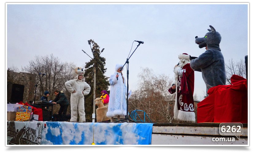 Сегодня в Славянске официально открыли городскую ёлку. (фото) - фото 6 Сегодня в Славянске официально открыли городскую ёлку. (фото) - фото 6