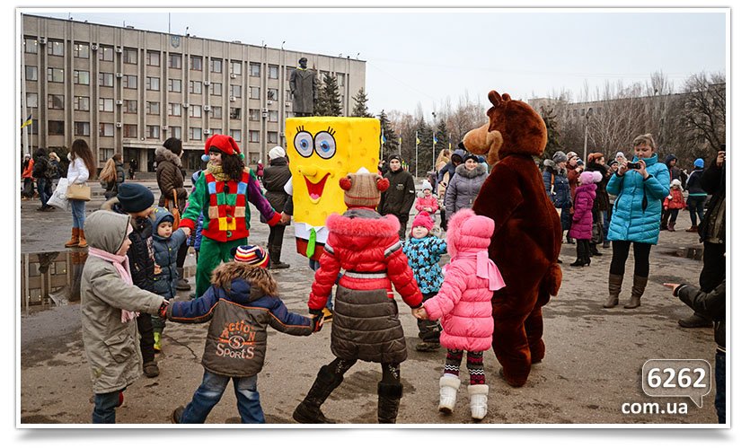 Сегодня в Славянске официально открыли городскую ёлку. (фото) - фото 2 Сегодня в Славянске официально открыли городскую ёлку. (фото) - фото 2