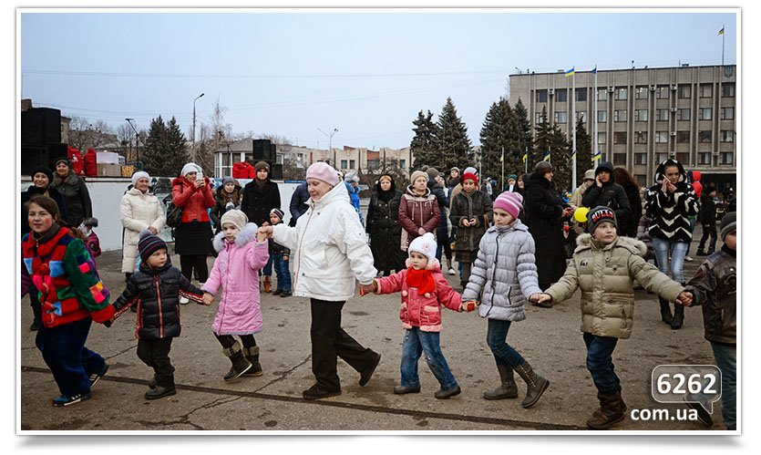 Сегодня в Славянске официально открыли городскую ёлку. (фото) - фото 4 Сегодня в Славянске официально открыли городскую ёлку. (фото) - фото 4