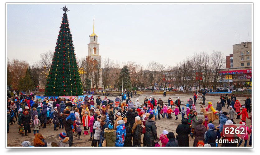 Сегодня в Славянске официально открыли городскую ёлку. (фото) - фото 1 Сегодня в Славянске официально открыли городскую ёлку. (фото) - фото 1