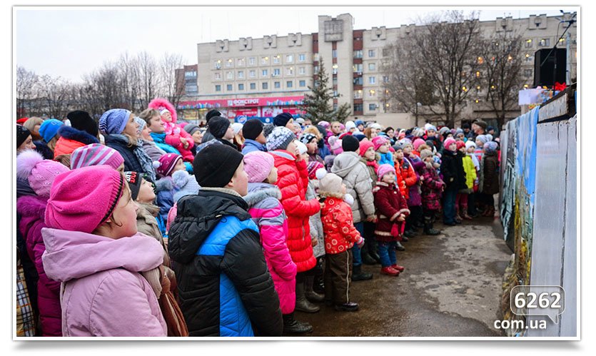 Сегодня в Славянске официально открыли городскую ёлку. (фото) - фото 5 Сегодня в Славянске официально открыли городскую ёлку. (фото) - фото 5