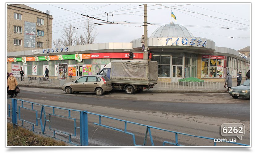 Не поделили перекрёсток, снова ДТП в Славянске. (фотофакт) (фото) - фото 3 Не поделили перекрёсток, снова ДТП в Славянске. (фотофакт) (фото) - фото 3