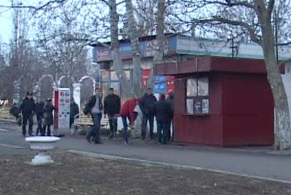 Под Одессой общественники с милицией закрыли точу продажи курительных смесей (ФОТО, ВИДЕО) (фото) - фото 1 Под Одессой общественники с милицией закрыли точу продажи курительных смесей (ФОТО, ВИДЕО) (фото) - фото 1