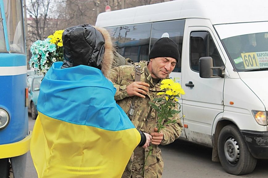 Одесситы встретили бойцов 28-ой бригады, вернувшихся из АТО (ФОТО) (фото) - фото 1 Одесситы встретили бойцов 28-ой бригады, вернувшихся из АТО (ФОТО) (фото) - фото 1