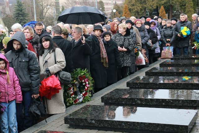 Сотні львів'ян провели в останню путь жінку-символ української честі (ФОТОРЕПОРТАЖ) (фото) - фото 5 Сотні львів'ян провели в останню путь жінку-символ української честі (ФОТОРЕПОРТАЖ) (фото) - фото 5