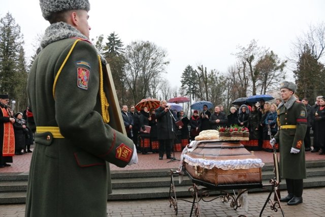 Сотні львів'ян провели в останню путь жінку-символ української честі (ФОТОРЕПОРТАЖ) (фото) - фото 3 Сотні львів'ян провели в останню путь жінку-символ української честі (ФОТОРЕПОРТАЖ) (фото) - фото 3