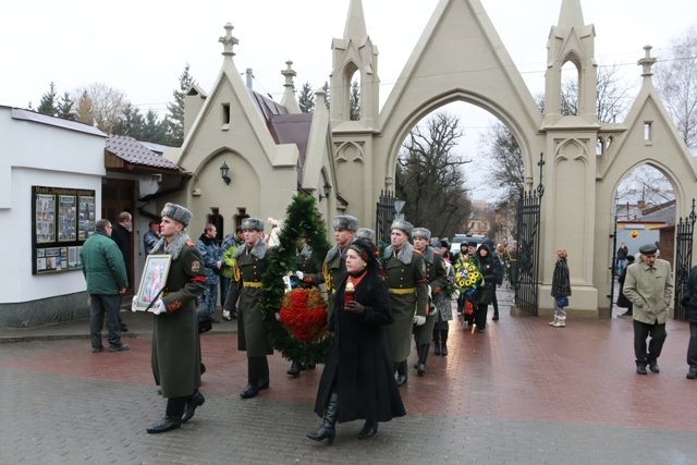 Сотні львів'ян провели в останню путь жінку-символ української честі (ФОТОРЕПОРТАЖ) (фото) - фото 2 Сотні львів'ян провели в останню путь жінку-символ української честі (ФОТОРЕПОРТАЖ) (фото) - фото 2