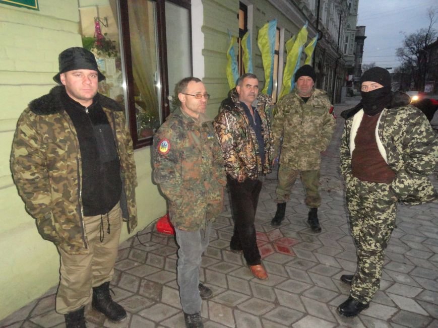 В Мариуполь прибыл Святой Николай с Ленд Ровером и минибусом Фольксваген в подарок (ФОТО+ ВИДЕО) (фото) - фото 1 В Мариуполь прибыл Святой Николай с Ленд Ровером и минибусом Фольксваген в подарок (ФОТО+ ВИДЕО) (фото) - фото 1