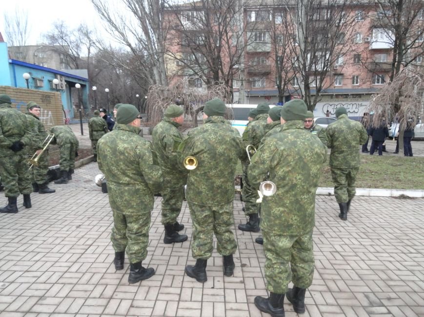 В мариуполе на площади имени Комсомола репетировали марш, искали взрывчатку (ФОТОРЕПОРТАЖ) (фото) - фото 1 В мариуполе на площади имени Комсомола репетировали марш, искали взрывчатку (ФОТОРЕПОРТАЖ) (фото) - фото 1