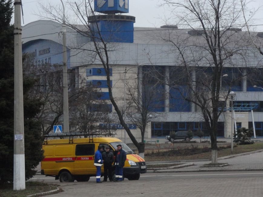 В мариуполе на площади имени Комсомола репетировали марш, искали взрывчатку (ФОТОРЕПОРТАЖ) (фото) - фото 1 В мариуполе на площади имени Комсомола репетировали марш, искали взрывчатку (ФОТОРЕПОРТАЖ) (фото) - фото 1
