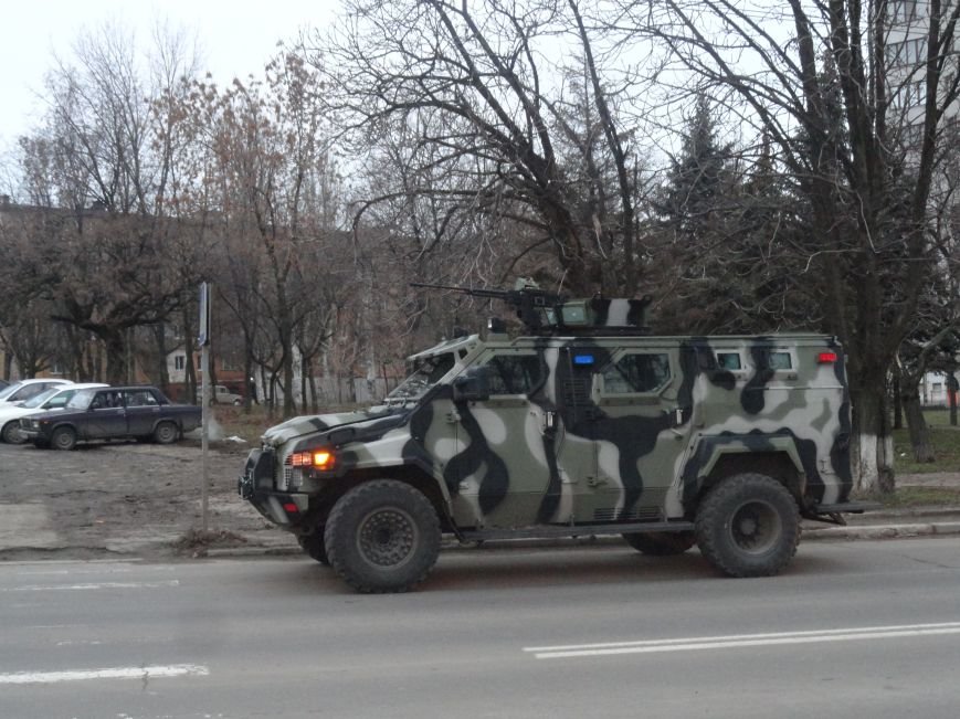В мариуполе на площади имени Комсомола репетировали марш, искали взрывчатку (ФОТОРЕПОРТАЖ) (фото) - фото 1 В мариуполе на площади имени Комсомола репетировали марш, искали взрывчатку (ФОТОРЕПОРТАЖ) (фото) - фото 1