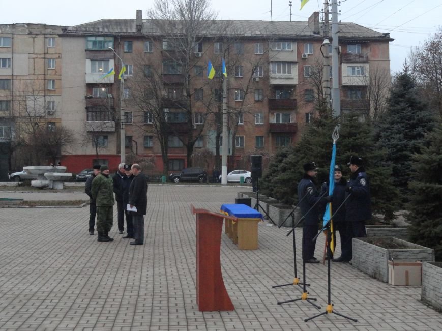 В мариуполе на площади имени Комсомола репетировали марш, искали взрывчатку (ФОТОРЕПОРТАЖ) (фото) - фото 1 В мариуполе на площади имени Комсомола репетировали марш, искали взрывчатку (ФОТОРЕПОРТАЖ) (фото) - фото 1